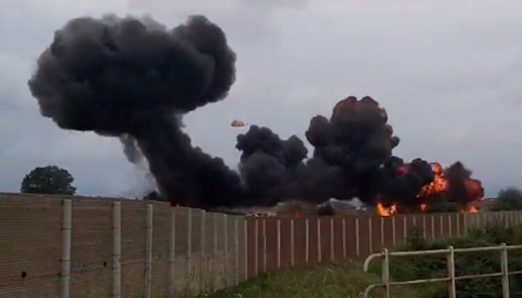 Frecce Tricolori, precipita aereo e si schianta su auto: muore una bambina di 5 anni VIDEO