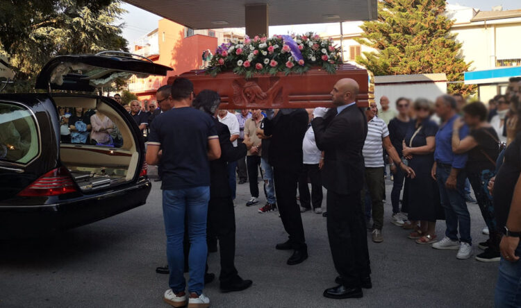utto cittadino a Giarratana per i funerali di Marinella Sigona