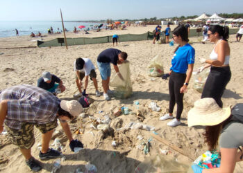 Catania, ripulita la spiaggia della Playa