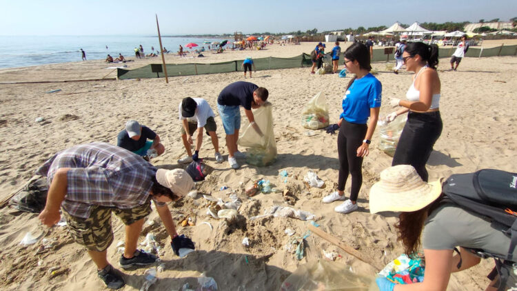 Catania, ripulita la spiaggia della Playa
