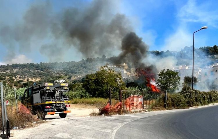 Incendio a Scicli, fuoco al quartiere San Nicolò