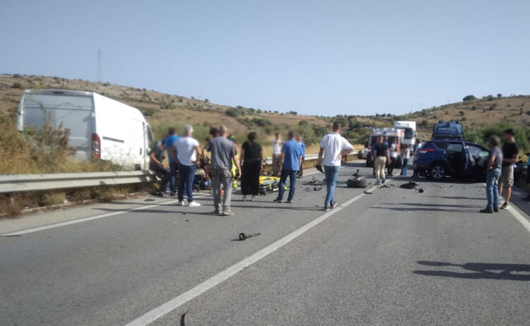 Incidente sulla Modica-Ragusa, auto contro furgone: 3 feriti