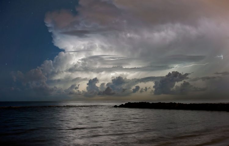 Meteo, maltempo da stasera in Sicilia: vortice ciclonico sul mar Jonio, temporali e venti di burrasca