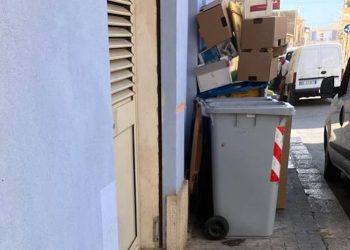 Marina di Ragusa: il centro invaso da bidoni maleodoranti