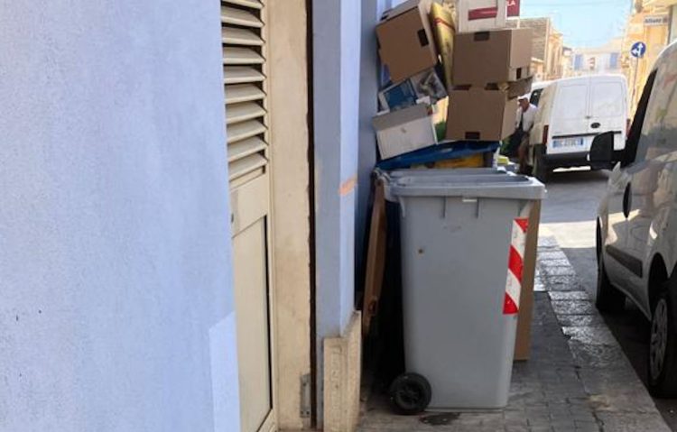 Marina di Ragusa: il centro invaso da bidoni maleodoranti