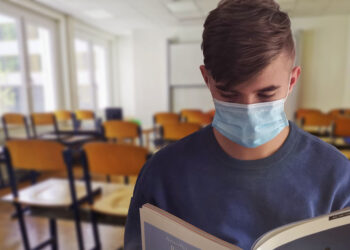 Scuola e covid, Andreoni: Usare mascherina non fa male a nessuno