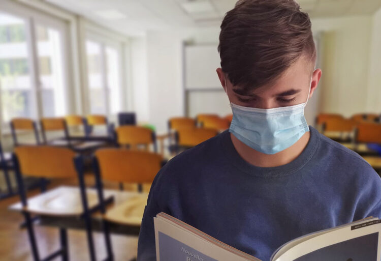 Scuola e covid, Andreoni: Usare mascherina non fa male a nessuno