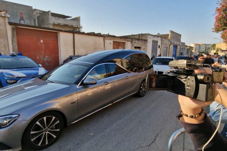 La salma di Matteo Messina Denaro è arrivata al cimitero di Castelvetrano
