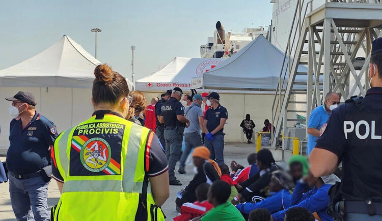 Arrivati a Pozzallo 780 migranti: nessuna strategia e nessuna soluzione