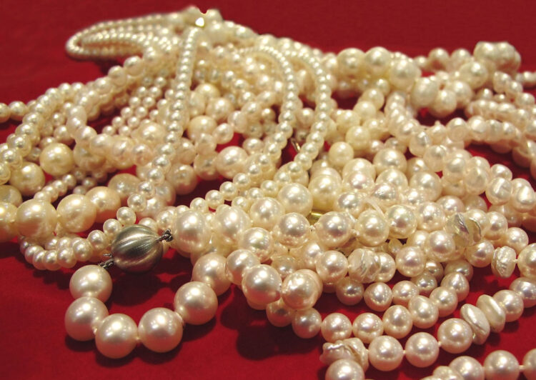 Perchè non si regalano le perle? Tradizione e superstizione