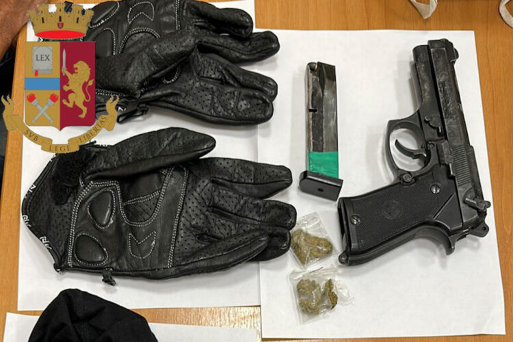 Acireale, ha una pistola in auto e una modificata a casa: arrestato