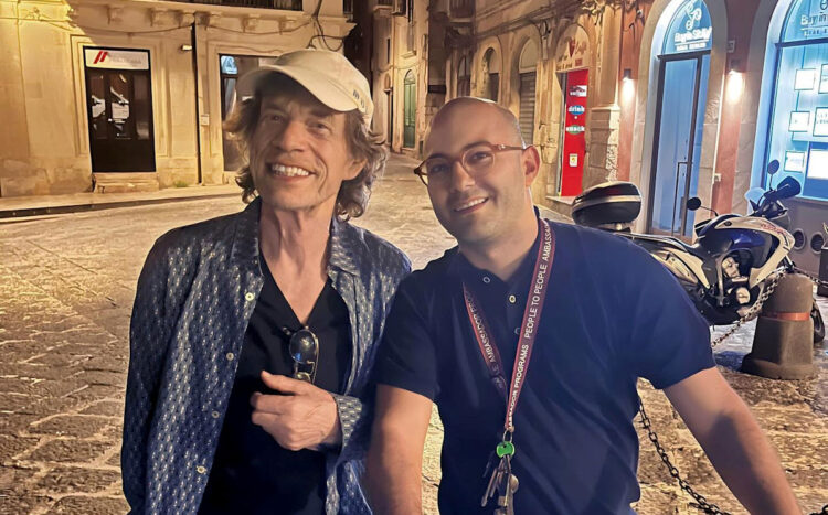 Mick Jagger passeggia tra i vicoli di Siracusa