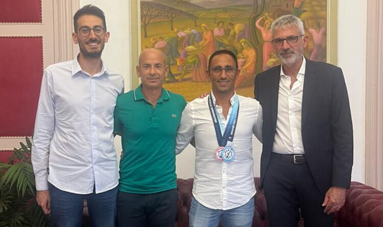 Ragusa, sindaco e assessore incontrano il nuotatore di fondo in mare Giampiero Brugaletta