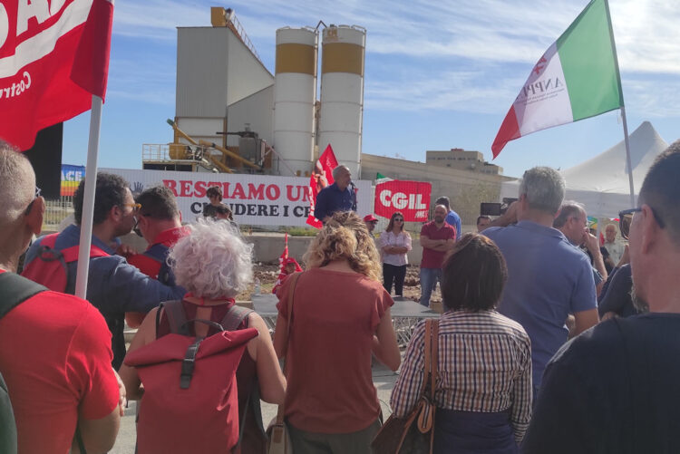 Centro per migranti, manifestazione davanti Cpr Modica-Pozzallo: no ai lager