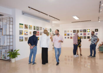 Nothing comes in a straight line di Vlady Art a Modica