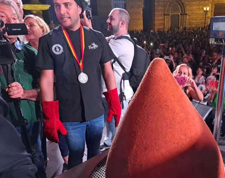 Sicilia, l'arancino più grande al mondo pesa 56 kg