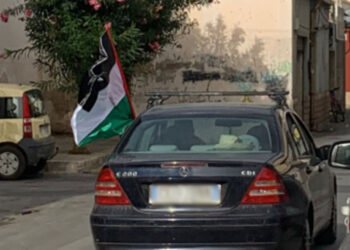 Vittoria, in giro in auto sventolando la bandiera Palestina