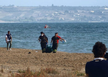 Cadavere in spiaggia a Triscina