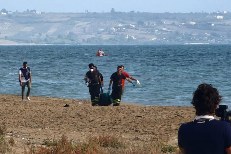Cadavere in spiaggia a Triscina