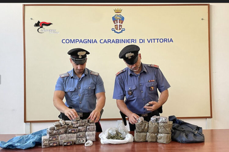 Vittoria, oltre 16 kg di hashish e quasi 200 grammi di marijuana in 2 borsoni: arrestato