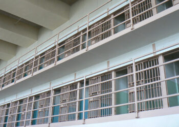 Cercano di introdurre telefonini e droga in carcere: arrestati