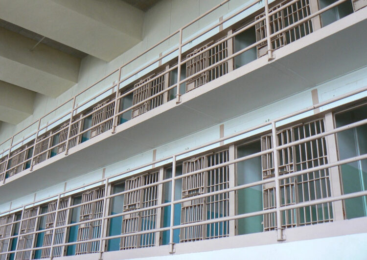 Cercano di introdurre telefonini e droga in carcere: arrestati