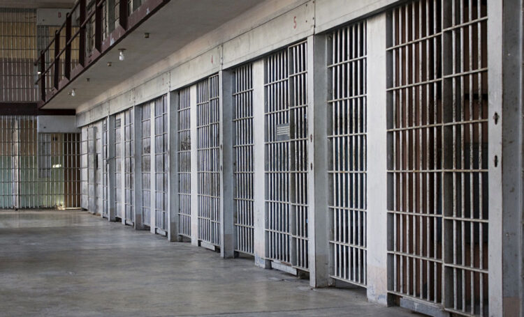 Dal carcere ai domiciliari per accudire il figlio dopo la morte della mamma