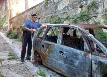 Incendio auto a Ragusa Ibla: arrestati responsabili