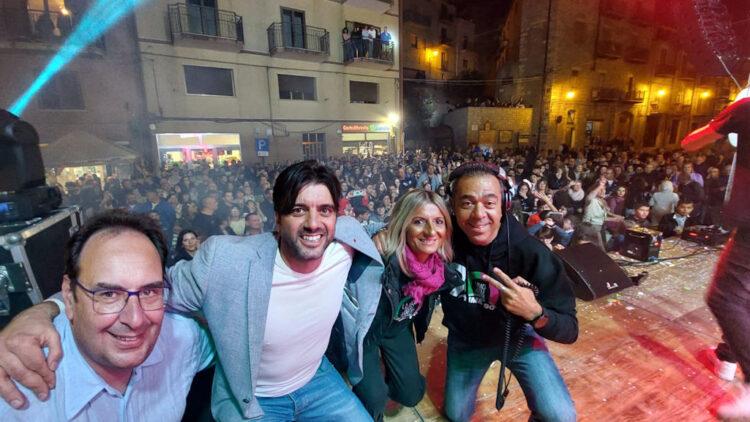 Gangi, tutti in strada a ballare con gli anni 90