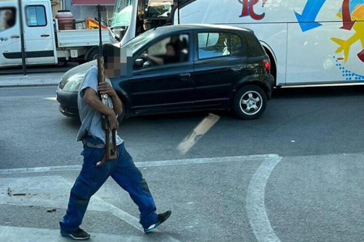 Trovato l'uomo che girava con fucile: era giocattolo