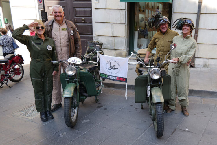 Il sabato del Giro Motociclistico di Sicilia in abiti vintage