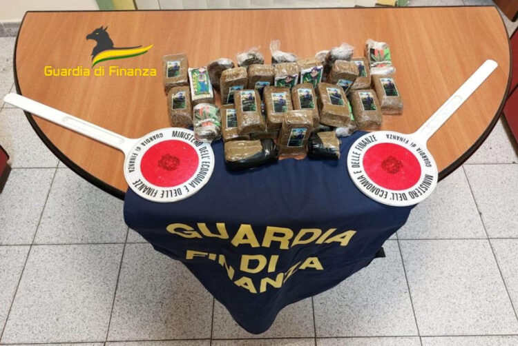 Gdf Palermo, sequestrati 3 kg di hashish: arrestati due 20enni di Sant'Agata di Militello