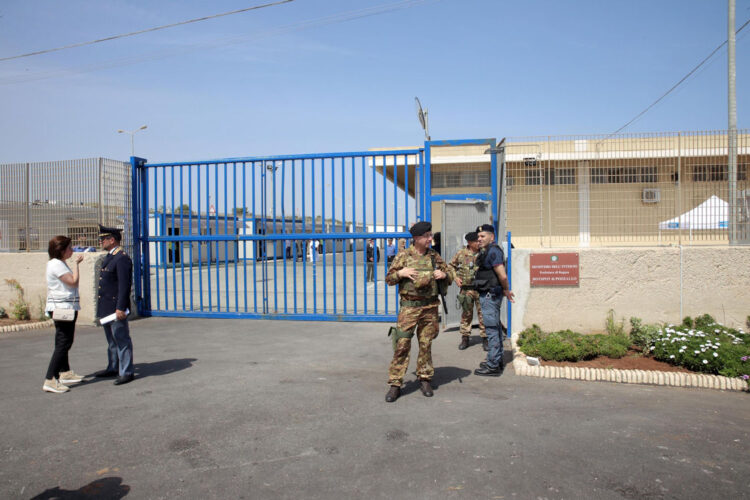 Ragusa, accoglienza migranti: risolti alcuni casi di nuclei familiari all'hotspot di Modica e Pozzallo