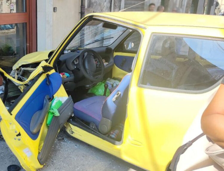 Incidente Modica, anziana in auto finisce contro un muro