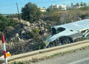 Incidente sulla Sampieri Cava d'Aliga: furgone finisce fuoristrada