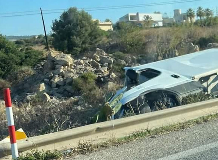 Incidente sulla Sampieri Cava d'Aliga: furgone finisce fuoristrada