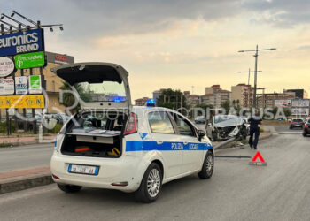 Incidente stradale a Modica: auto contro palo