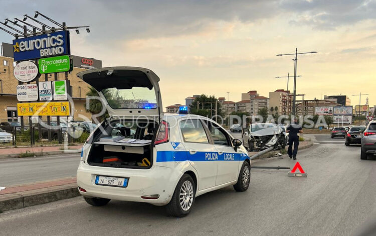 Incidente stradale a Modica: auto contro palo