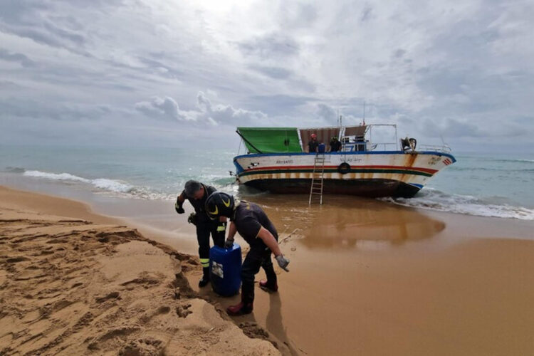 Sbarco migranti, barca si arena a Selinunte: 5 morti