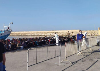 Sbarco di 264 migranti al porto di Pozzallo