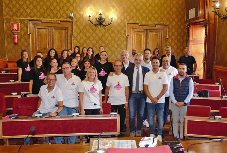 Le pallavoliste della Ragusa Volley al Comune