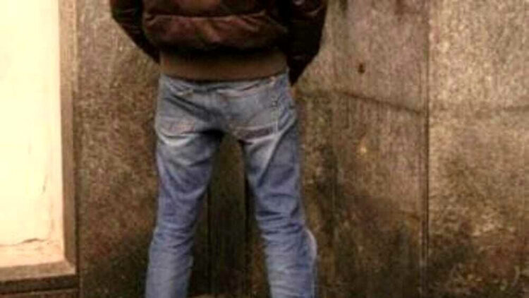 Scene di degrado a Scoglitti: fanno i bisogni in piazza