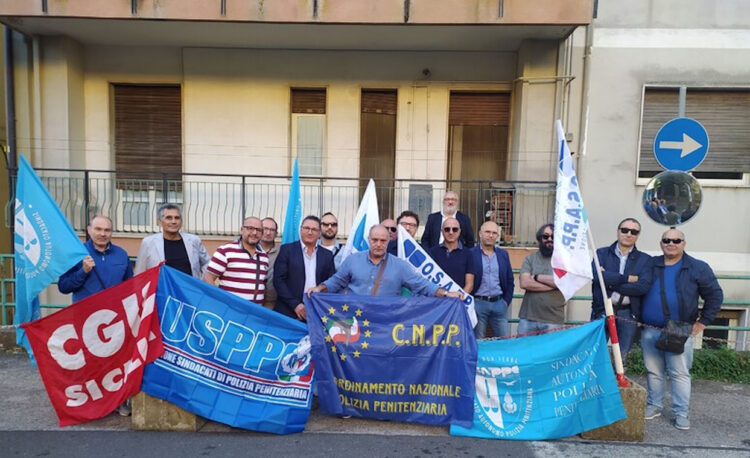 Protesta agenti penitenziari davanti carcere Enna