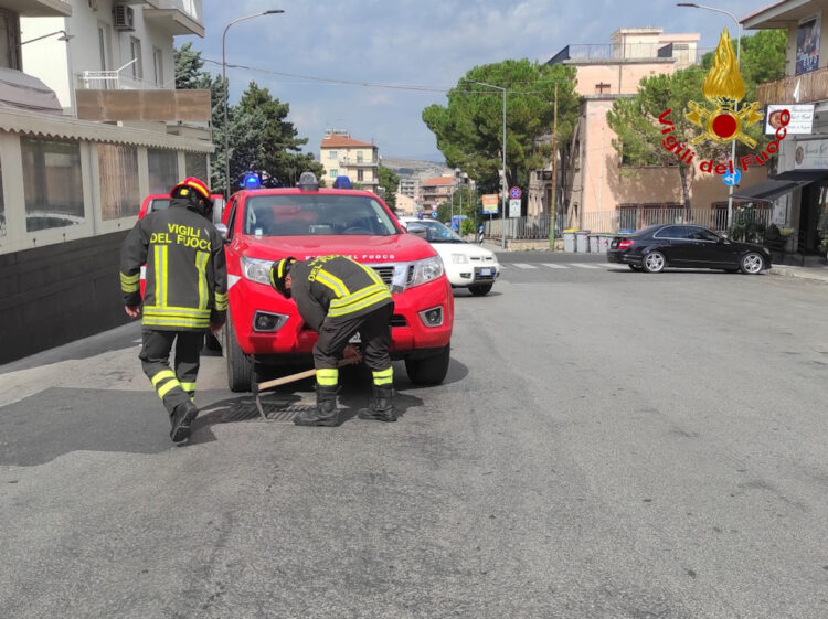Gas dai tombini a Ragusa: chiusa via Achille Grandi