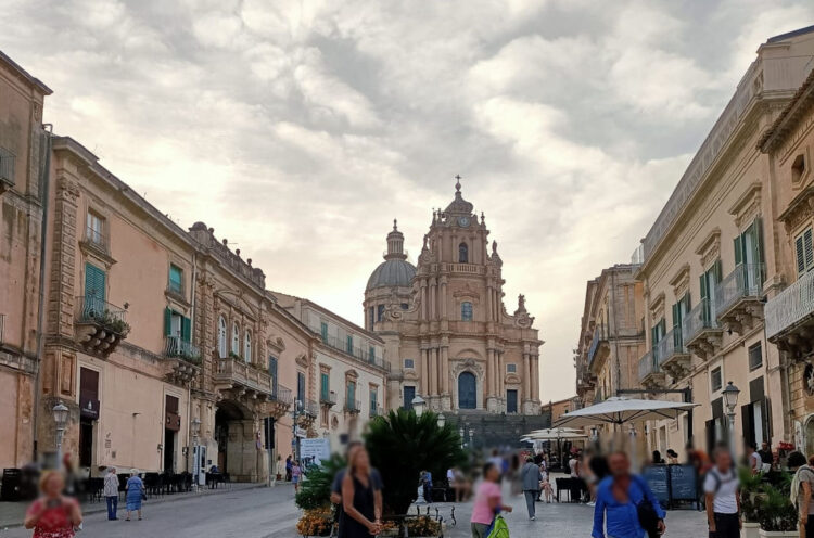 Tumore al seno: San Giorgio di rosa a Ragusa