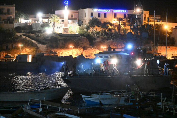 Maxi sbarco a Lampedusa: 245 migranti