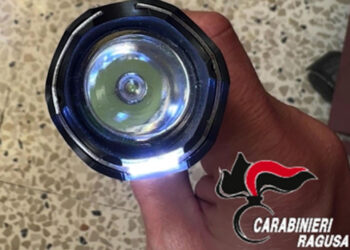 Tunisino a spasso con uno storditore elettrico a Ragusa