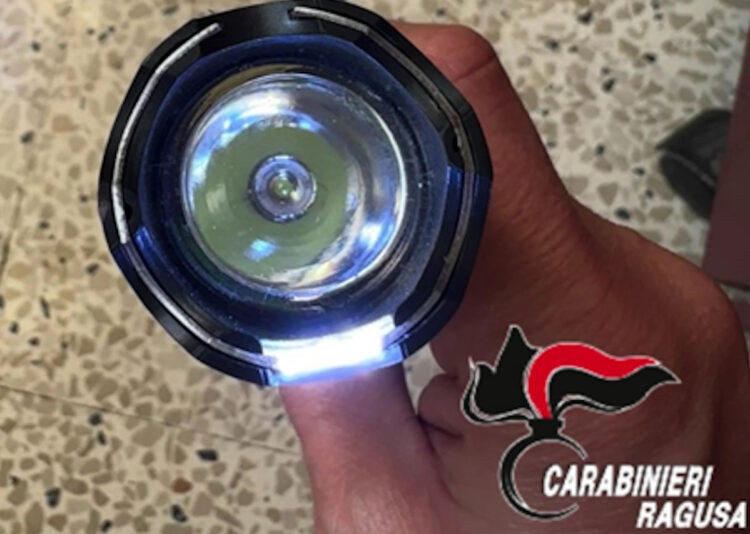 Tunisino a spasso con uno storditore elettrico a Ragusa