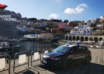 Anziano cade in mare: salvato dai carabinieri