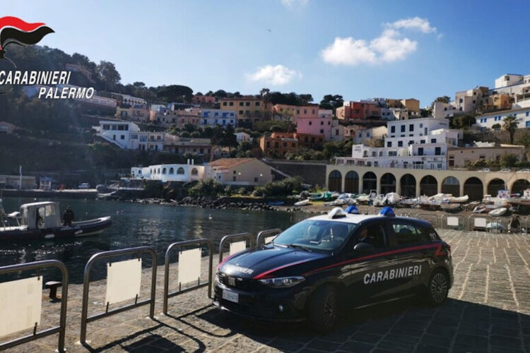 Anziano cade in mare: salvato dai carabinieri